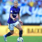 Cruzeiro: Vital explica saída de maca de campo e tranquiliza: 'Foi cãibra'