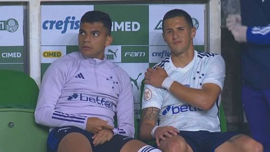 Mateus Vital ao lado de Bruno Rodrigues no banco de reservas, com dores no ombro direito