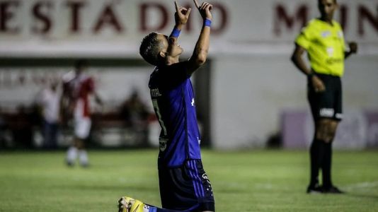 Mateus Vital comemora primeiro gol com a camisa do Cruzeiro