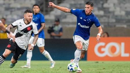 Mateus Vital (dir) disse que Cruzeiro sabia do ponto forte vascaíno, mas mesmo assim sofreram o gol