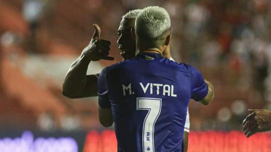 Mateus Vital, do Cruzeiro, e Júlio, do Náutico, durante jogo pela Copa do Brasil