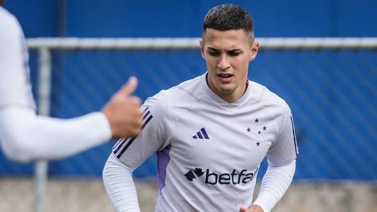 Mateus Vital em treino do Cruzeiro na Toca da Raposa II, em Belo Horizonte