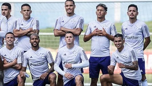 Mateus Vital participou de "rachão" em treino do Cruzeiro nesta quinta (25)