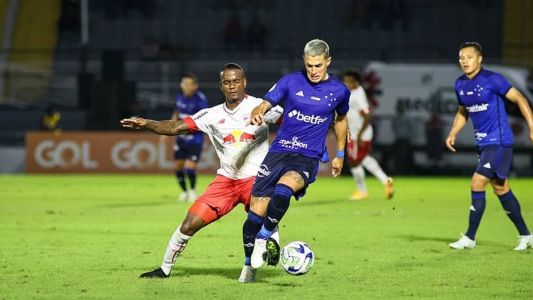 Mateus Vital recebe falta de Helinho em jogo entre RB Bragantino e Cruzeiro
