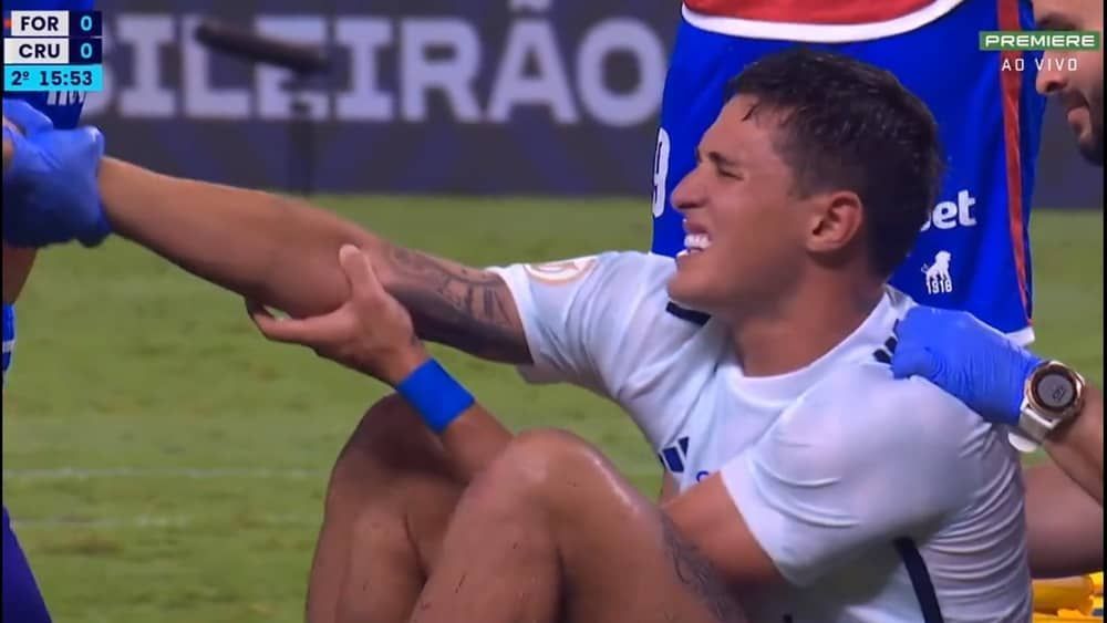 Cruzeiro: Mateus Vital deixa jogo com dores no braço e preocupa