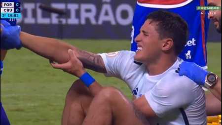Mateus Vital recebeu atendimento médico em campo antes de deixar o jogo