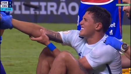 Mateus Vital recebeu atendimento médico em campo antes de deixar o jogo