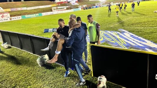 Mateus Vital saiu de jogo carregado por membros da comissão técnica