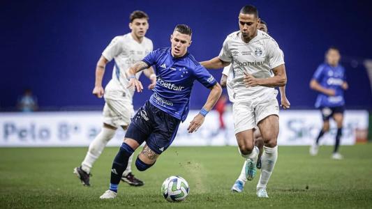 Mateus Vital tenta passar por Bruno Alves em confronto pela Copa do Brasil
