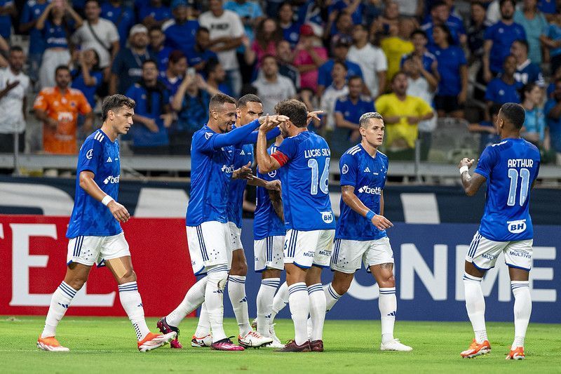 Meia do Cruzeiro revela conversa particular com Seabra por melhor desempenho