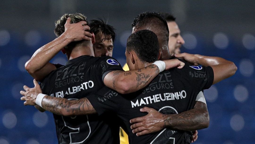António Oliveira exalta vitória do Corinthians e demonstra preocupação com Matheuzinho