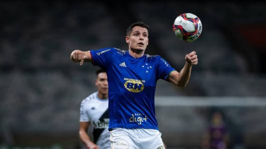 Matheus Barbosa em ação pelo Cruzeiro, justamente diante do Vasco, em 2021