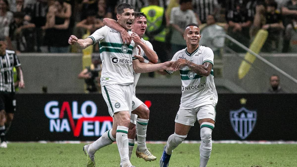 Atlético leva virada do lanterna Coritiba e perde a primeira na Arena MRV