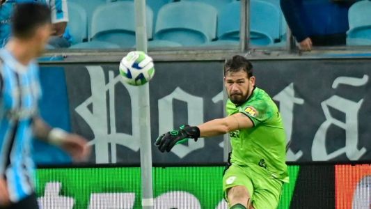 Matheus Cavichioli, goleiro do América, na partida contra o Grêmio