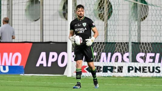 Matheus Cavichioli recebeu o Troféu Gerdau após a vitória do América sobre o Cruzeiro
