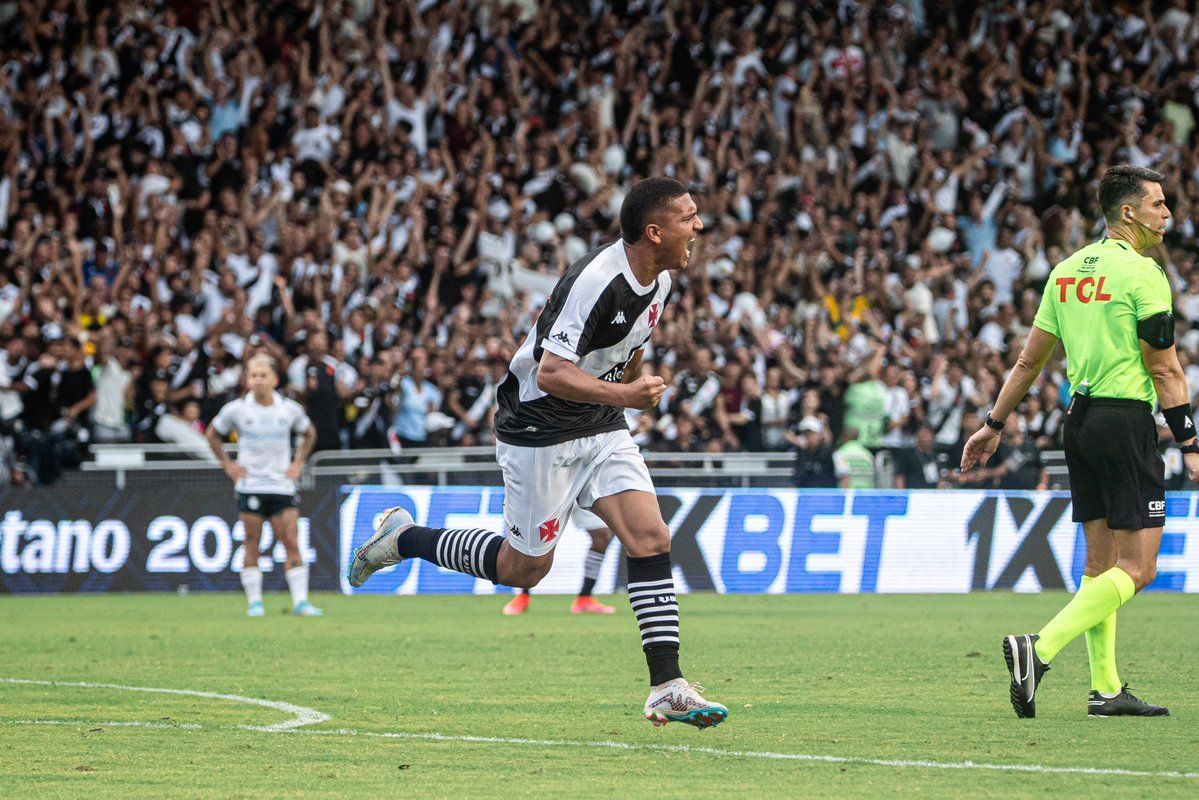 Mateus Carvalho marca primeiro gol profissional e pede passagem no Vasco