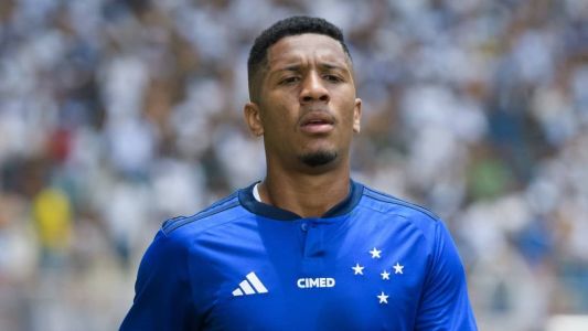 Matheus Davó ficou 23 minutos em campo antes de ser expulso contra o Athletic