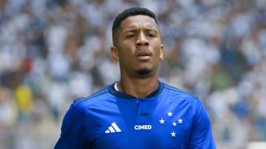 Matheus Davó ficou 23 minutos em campo antes de ser expulso contra o Athletic