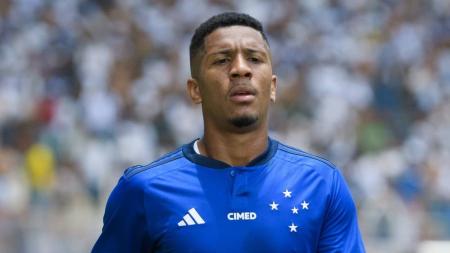 Matheus Davó ficou 23 minutos em campo antes de ser expulso contra o Athletic