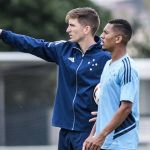 Treino do Cruzeiro tem 'cara nova', chuva fina e intensidade: veja fotos