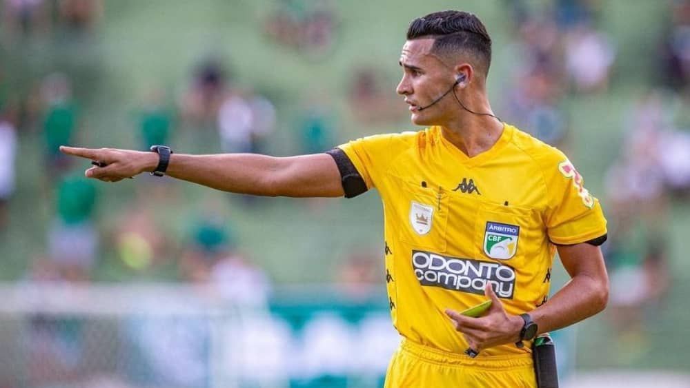 Árbitro de Atlético x Fortaleza nasceu no ano em que Hulk iniciava no futebol