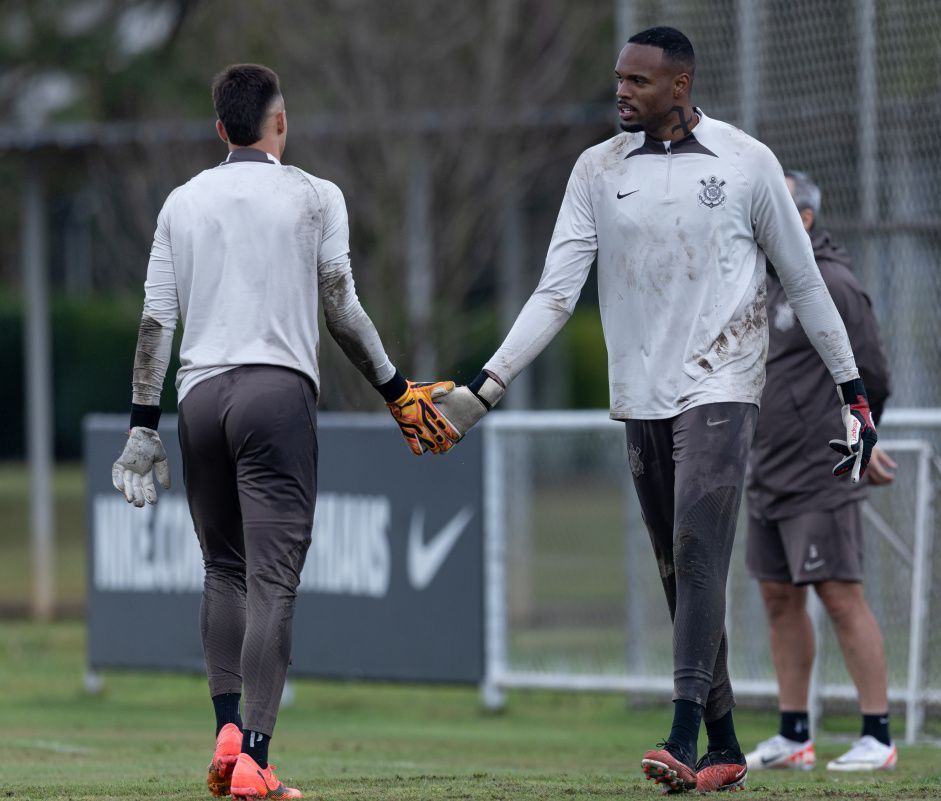 António Oliveira faz mistério sobre substituto de Carlos Miguel no gol do Corinthians