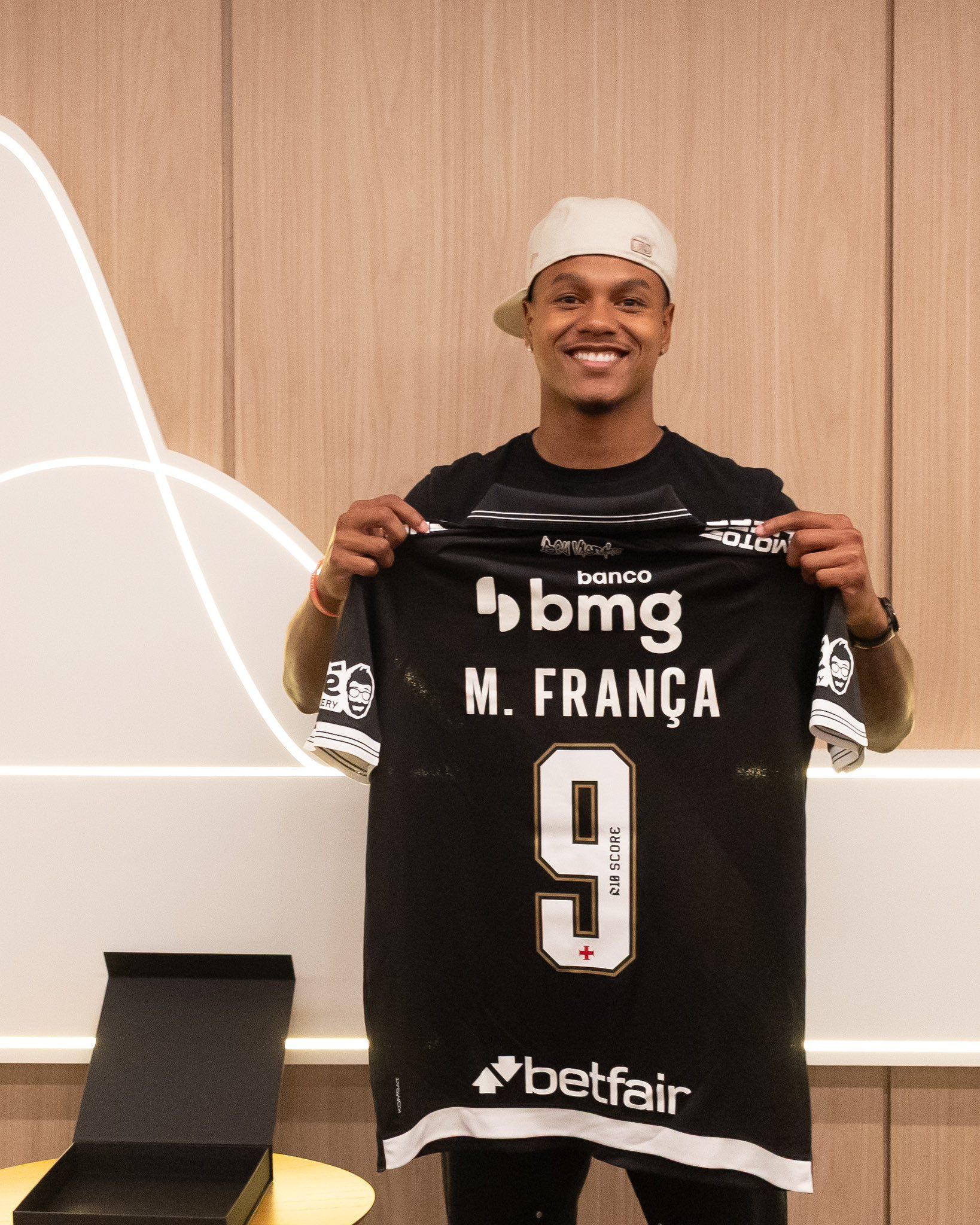 Vasco anuncia acordo de empréstimo por atacante da Premier League
