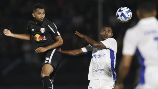 Matheus Fernandes (esq), do Red Bull Bragantino, e Nikão (dir), do Cruzeiro