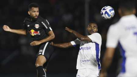 Matheus Fernandes (esq), do Red Bull Bragantino, e Nikão (dir), do Cruzeiro