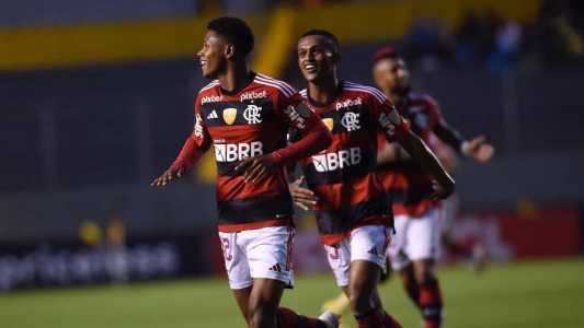 Matheus França comemorando um de seus três gols pelo Flamengo em 2023