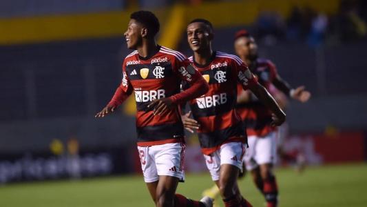 Matheus França comemorando um de seus três gols pelo Flamengo em 2023
