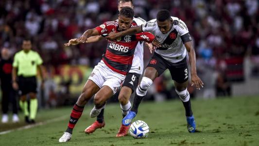Matheus França em ação pelo Flamengo em clássico com o Vasco