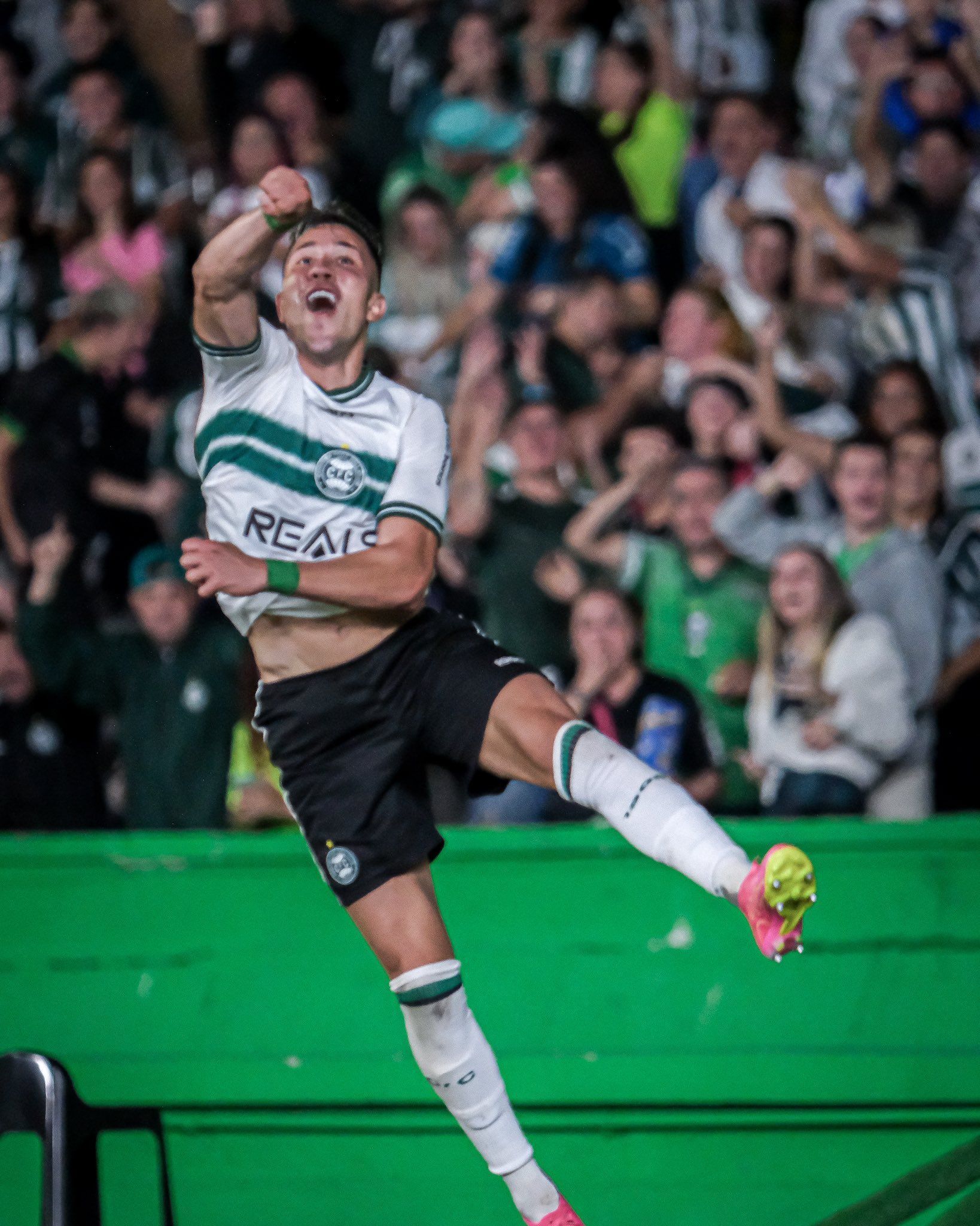 Coritiba goleia o Operário e assume a ponta do Campeonato Paranaense