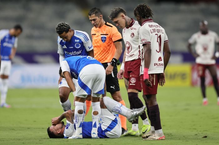 Matheus Henrique se lesiona em disputa de bola com volante do Mushuc Runa, na Sul-Americana