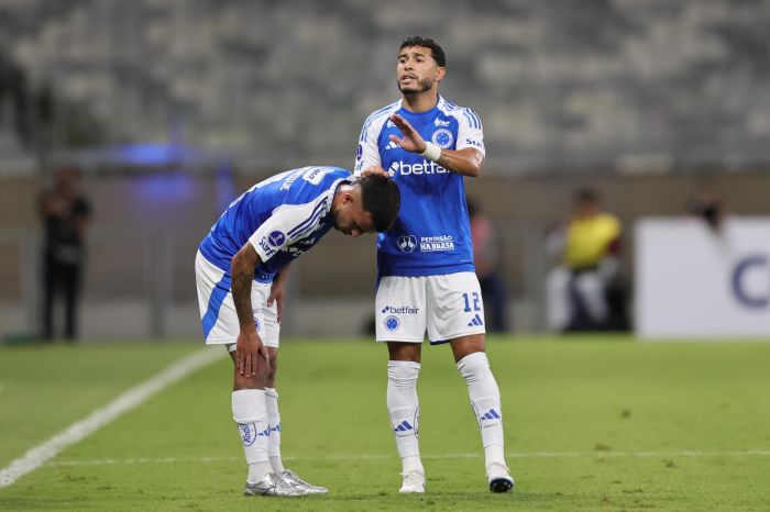 Matheus Henrique (esq) se lesionou contra o Mushuc Runa-EQU e foi amparado pelo lateral-direito William (dir)