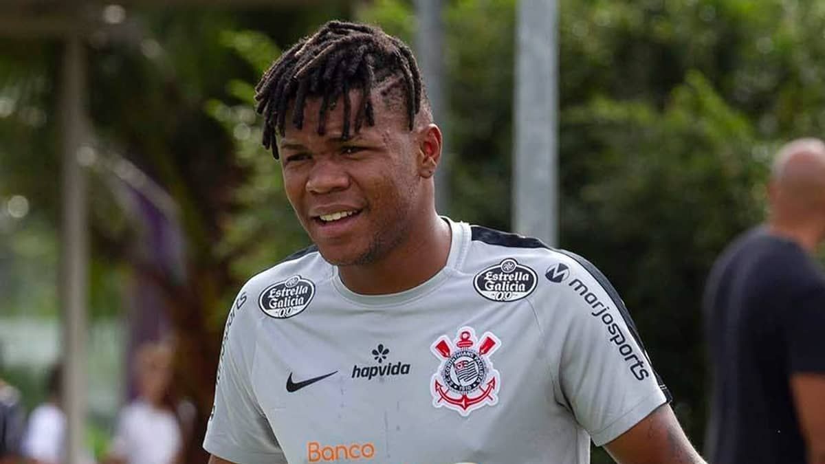 Corinthians acerta transferência de volante a time japonês