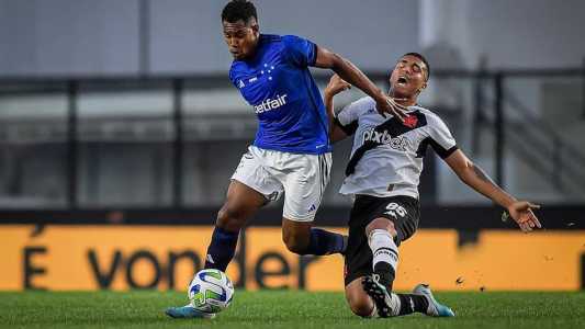 Matheus Jussa ganha dividida em Vasco x Cruzeiro, em São Januário