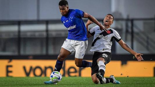 Matheus Jussa ganha dividida em Vasco x Cruzeiro, em São Januário
