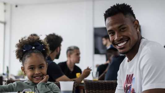Matheus Jussa levou sua filha para o café da manhã na Toca II