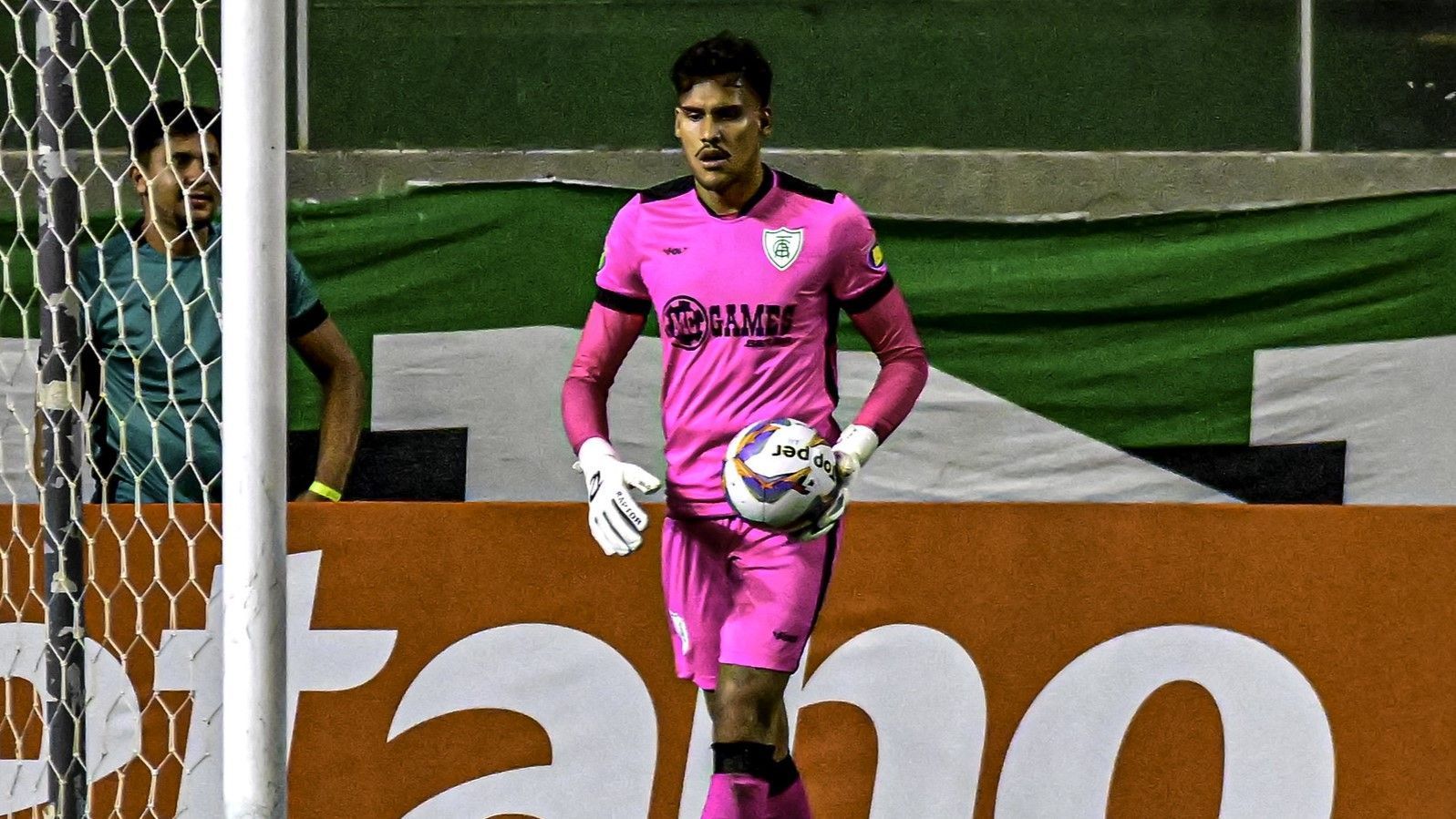 Matheus Mendes, do América, desabafa após ofensas na web: ‘Tem que pagar’