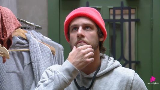 Matheus Martins é um dos infiltrados em A Fazenda 17 e recebeu sua primeira missão nesta terça-feira (16)