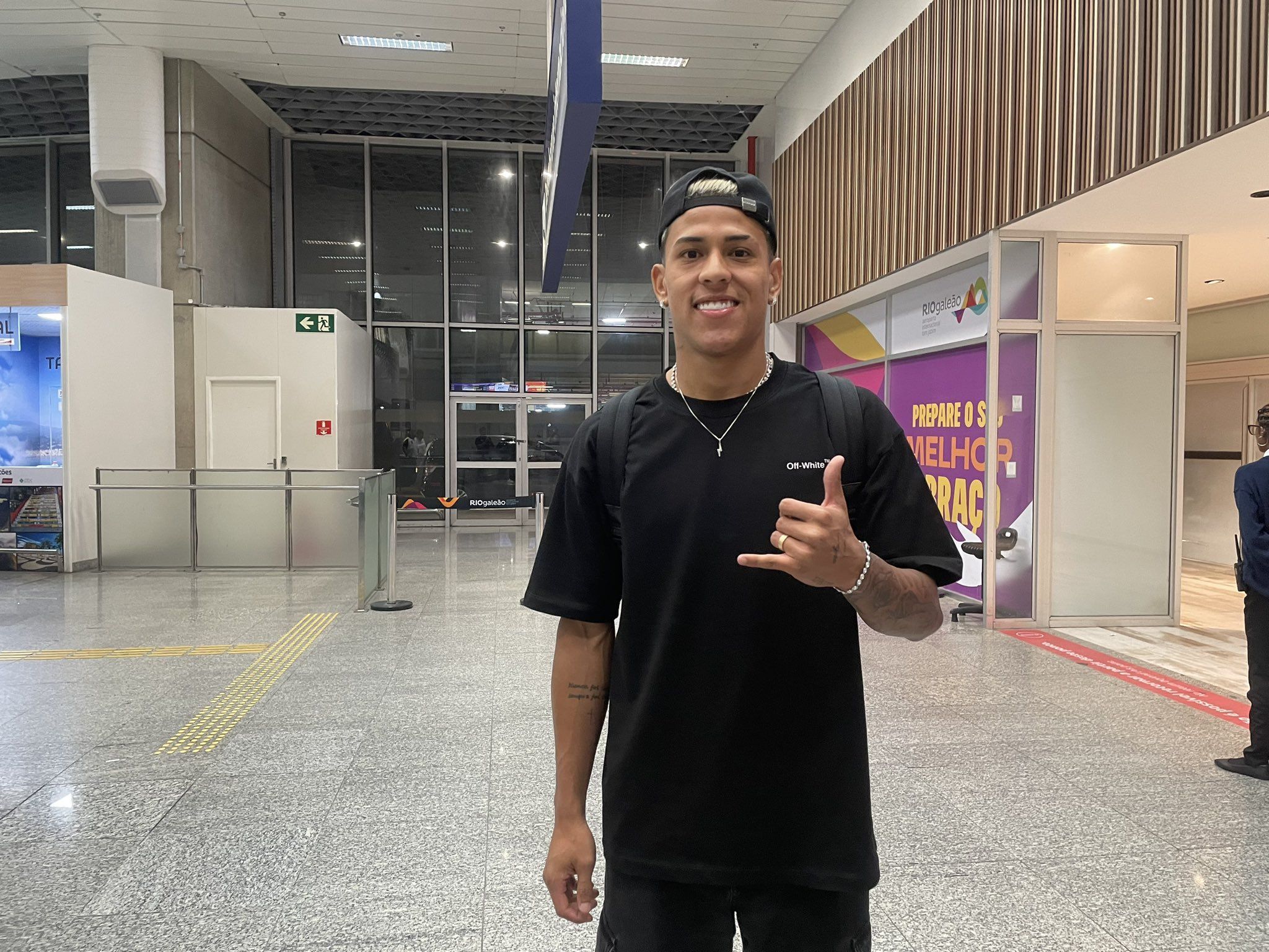 Matheus Martins desembarca no Rio para assinar com o Botafogo