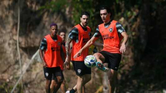 Matheus Nascimento, atacante do Botafogo, em atividade no CT Lonier