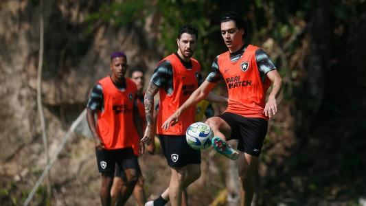 Matheus Nascimento, atacante do Botafogo, em atividade no CT Lonier