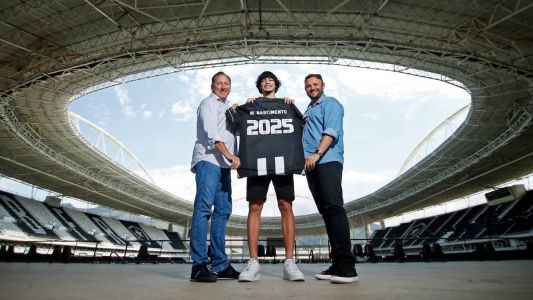 Matheus Nascimento ao lado de John Textor, à esquerda, e André Mazzuco, à direita