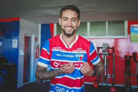 Matheus Pereira posa com a camisa do Fortaleza