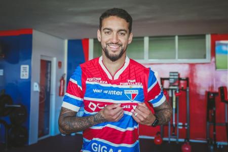 Matheus Pereira posa com a camisa do Fortaleza