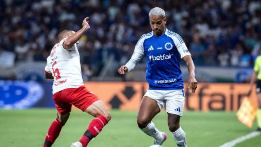 Jogadores de Bragantino e Cruzeiro em partida pela Série A do Campeonato Brasileiro