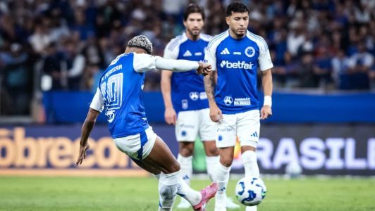 Matheus Pereira, do Cruzeiro, marca gol de falta contra o São Paulo, pela Série A