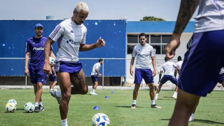 Matheus Pereira cumpre mais uma etapa do tratamento para voltar aos jogos pelo Cruzeiro